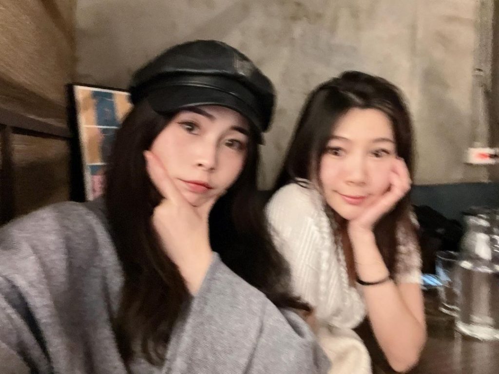 跟美女婷見面就是開勳
直接興奮到模糊
(根本喝酒手抖?)
下次又要明年見ㄌ 愛妳…