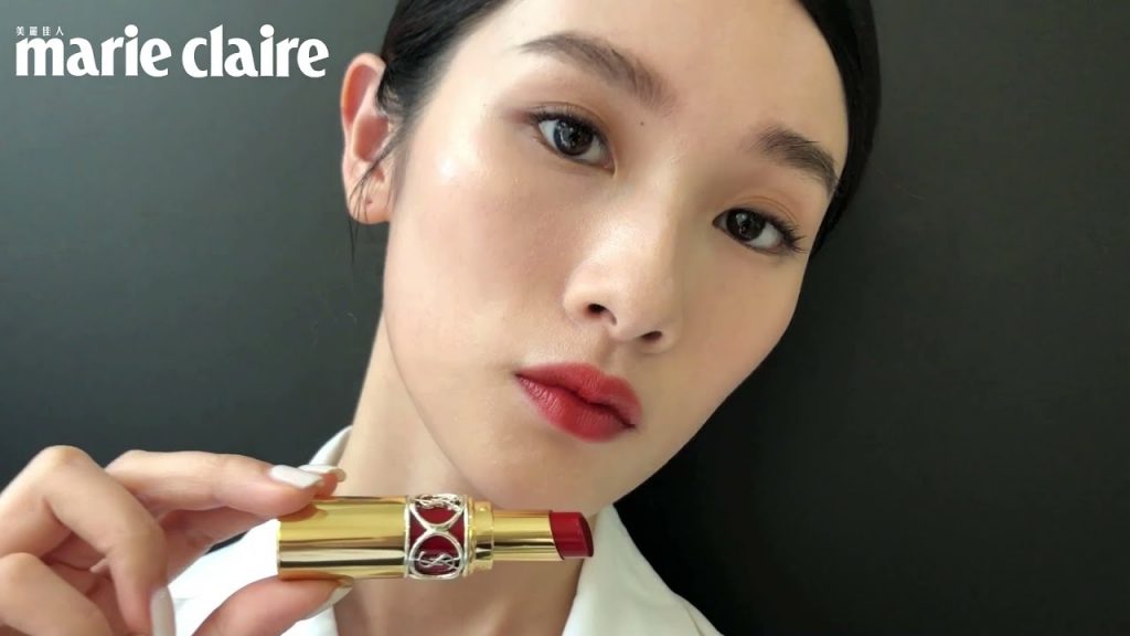 YSL「金管」情挑誘光水唇膏2021年推出新色系 禁果熟成系列,質地不僅含有65%保養精油,還加入全新升級紅石榴精萃,擦起來更水亮