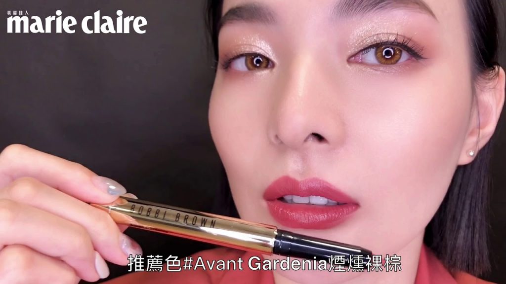 Bobbi Brown 2020全新口紅「頂尖唇膏」金緻絲絨唇膏,細長筆型拿起來好優雅、一抹更是絕美絲絨光