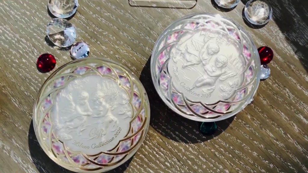 Kanebo 佳麗寶米蘭絕色香體粉2020年推出30週年紀念版,首度出現兩位小天使,傳遞滿滿幸福