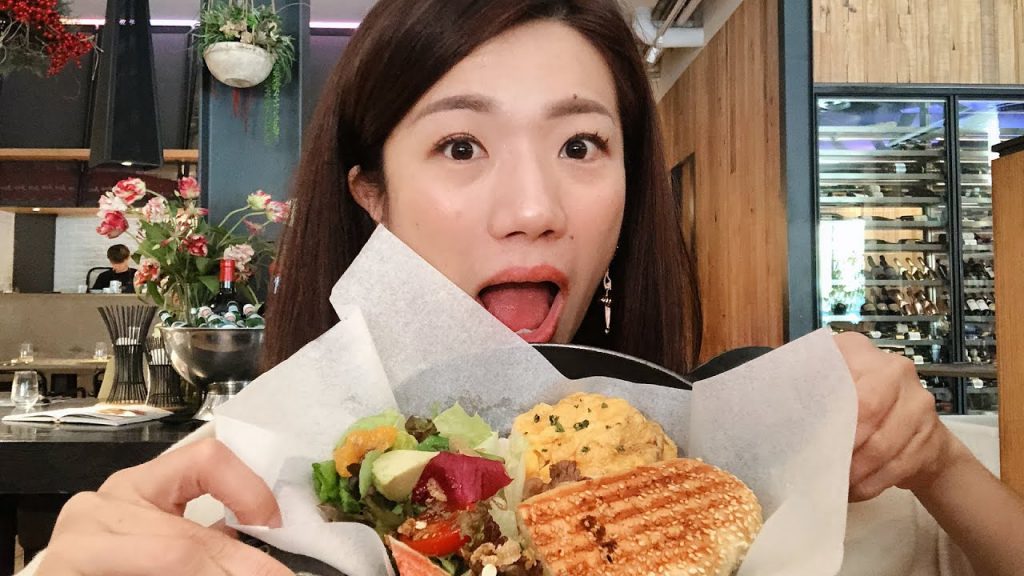 長太漂亮被招待甜點也是種困擾