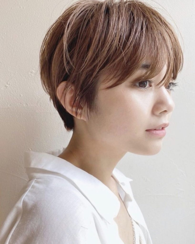 日系女孩
#刺眼的瀏海長度最好看
頭髮表面打層次
增加一些動感
後腦勺呈現圓…