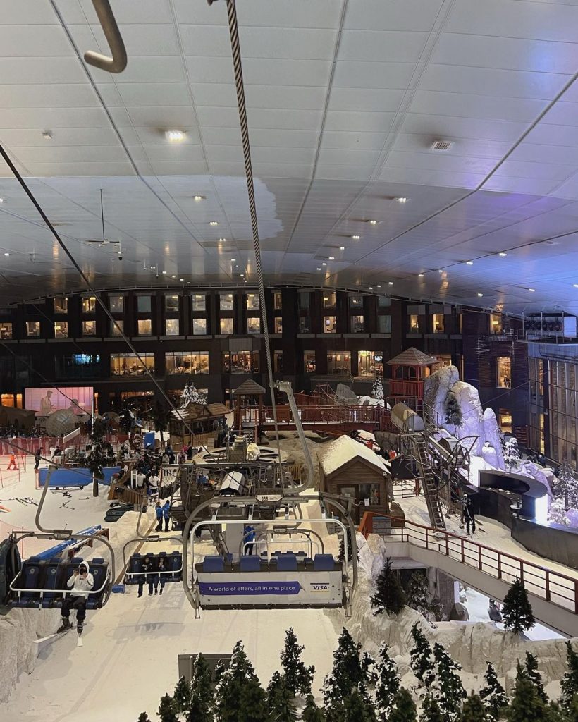 – Ski Dubai –
第一次做這種雪地裡的纜車
俯瞰整個MOE滑雪場
真的…