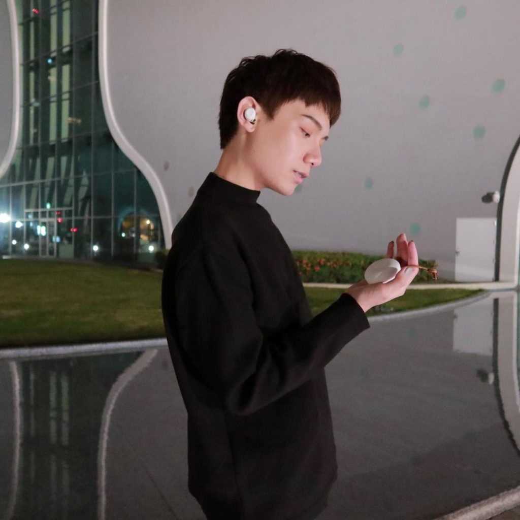 用你的耳朵聽
用你的眼睛看
用你的心體會
別隨波逐流 細品自己的人生哲學…