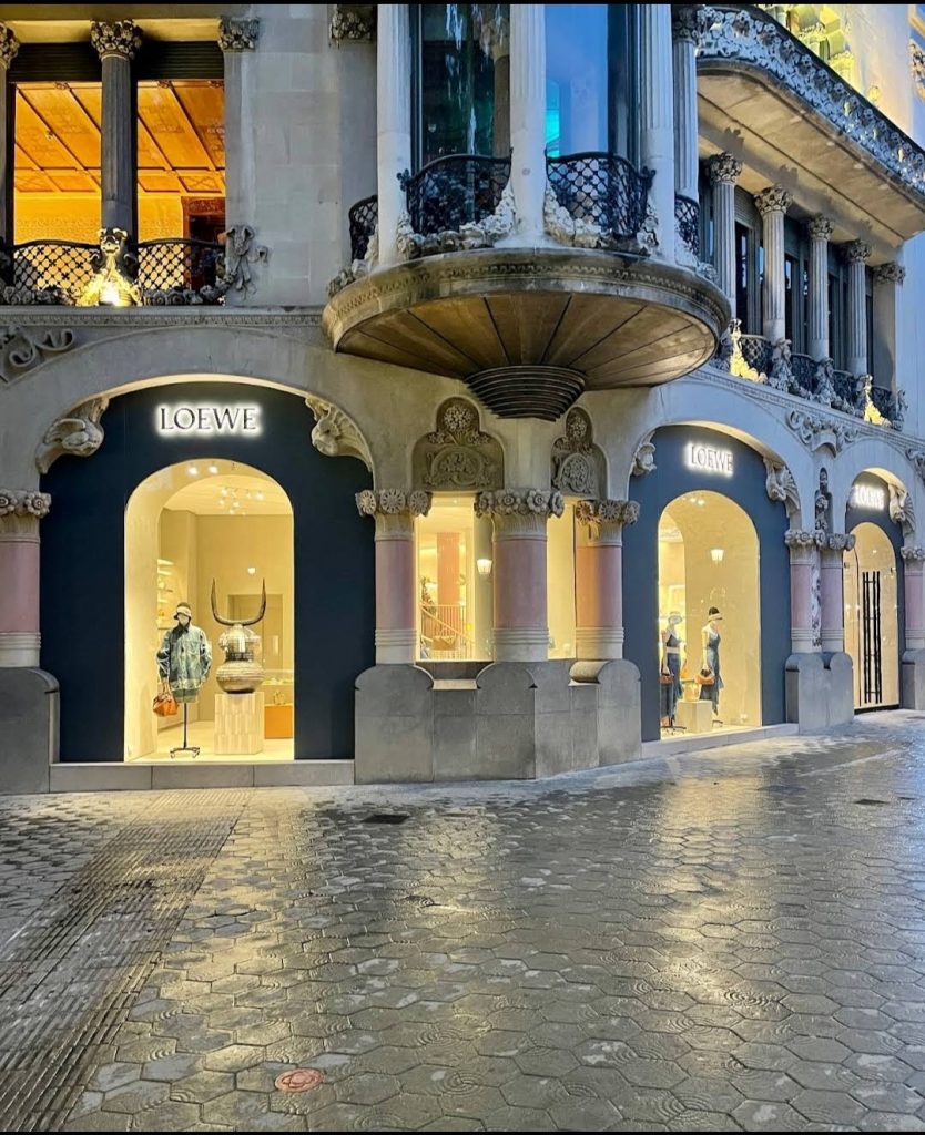 CASA LOEWE Barcelona 最近在 Paseo de Gracia (巴塞隆納市中心.格拉西亞大道) 重新開幕