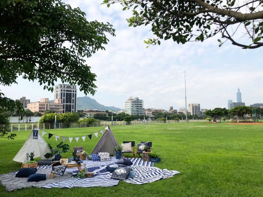 –
藍白色系海軍風格,
在 #美堤河濱公園 的草皮上,
成為萬中叢綠一點藍,
既…