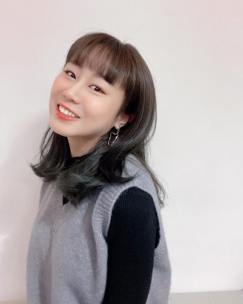 #Cyan女孩 #青色創作
–
深棕色
讓髮型呈現光澤的柔順感
搭配上一些霧灰的…