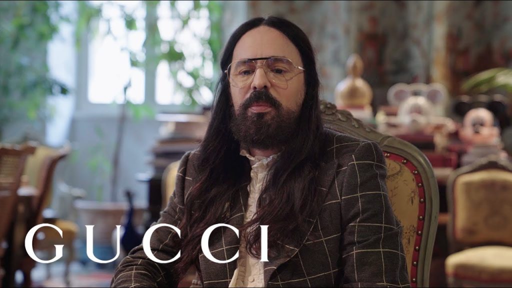 亞歷山德羅·米歇爾 (Alessandro Michele) 在 2021 年時尚大獎中接受榮譽