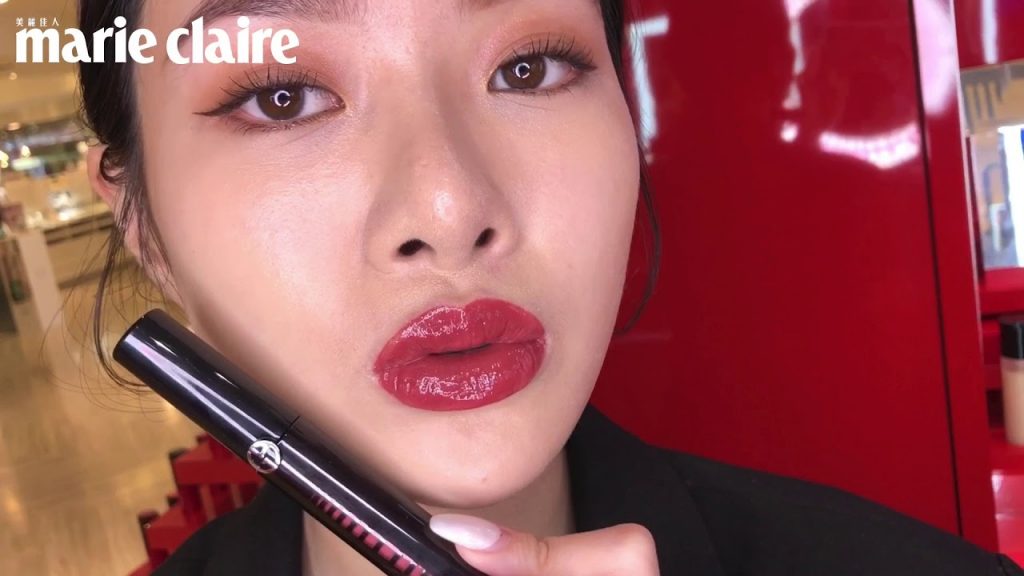 Giorgio Armani全新黑管「奢華訂製鏡光水唇釉」,超顯色鏡面光澤,卻完全不黏膩,台灣搶先全球上市