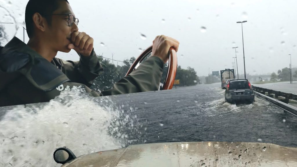 開車硬闖淹水地區