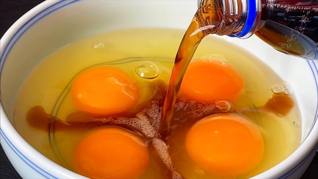 【小穎美食】雞蛋別炒著吃,倒入1瓶可樂瞬間變美食,鬆軟又酥脆,全家都愛吃