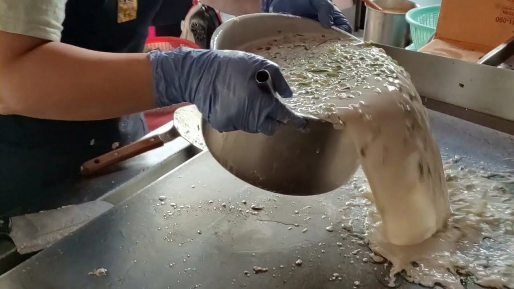 巨大古早味粉漿蛋餅製作/Amazing Giant Omelet vegetable pancake Making-台灣街頭美食