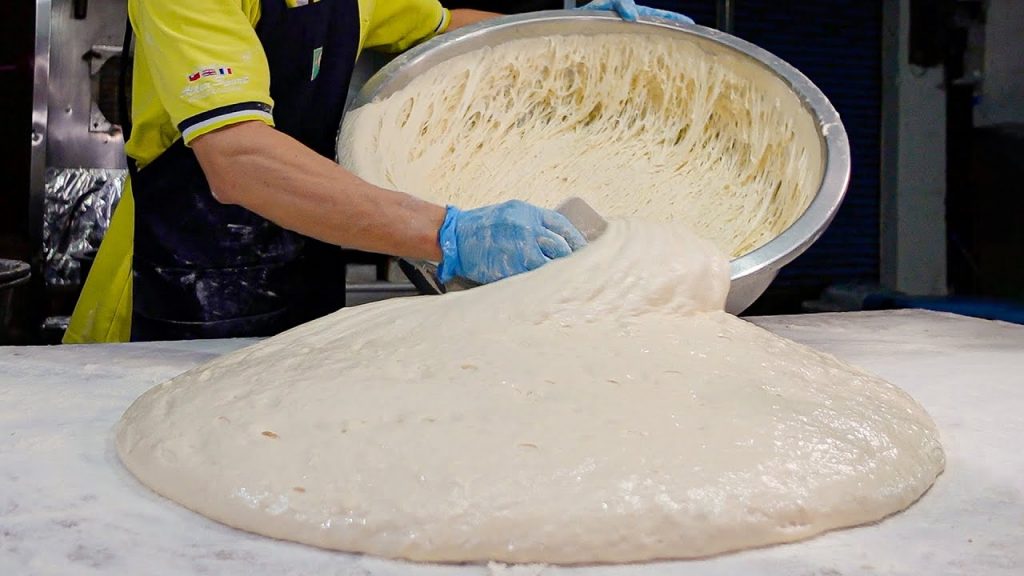 巨大的軟麵團! 蔥油餅和煎包 / 蔥仔條、水煎包製作 – 台灣街邊小吃