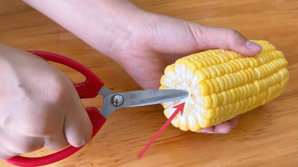 活了30年才知道,原來玉米上有個「小開關」,用剪刀輕輕一轉,玉米自動散開,1分鐘剝一大盤