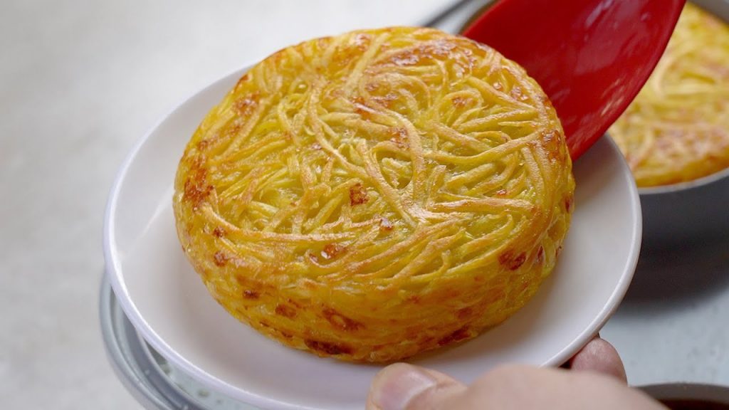 【1mintips】薯餅好吃,地瓜絲餅更過癮! !一口咬下,滿口薯條酥脆口感,起司香味撲鼻。讚!