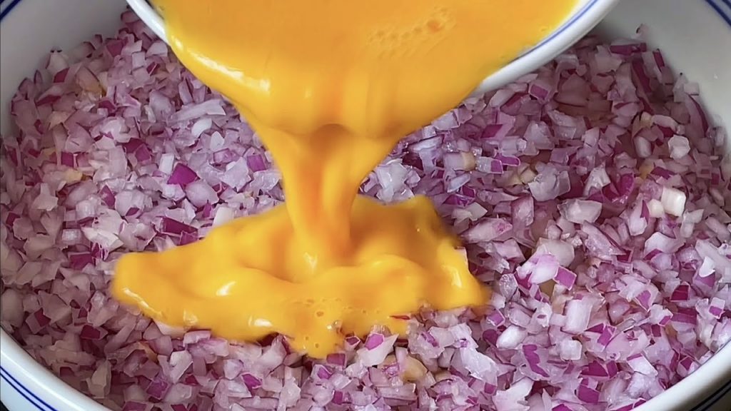 【小穎美食】洋蔥別炒著吃了,淋入3個雞蛋,出鍋滿屋飄香,天天吃都不膩