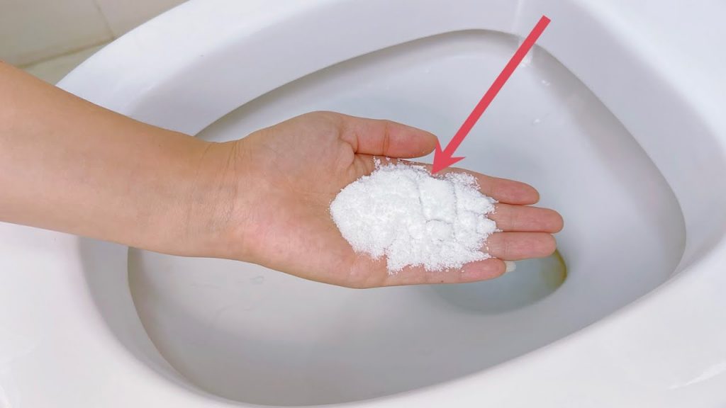 在衛生間里撒一把食鹽,作用真的太厲害了,一年能省不少錢,趕快試一試 Sprinkle a handful of salt in the bathroom, it’s awesome