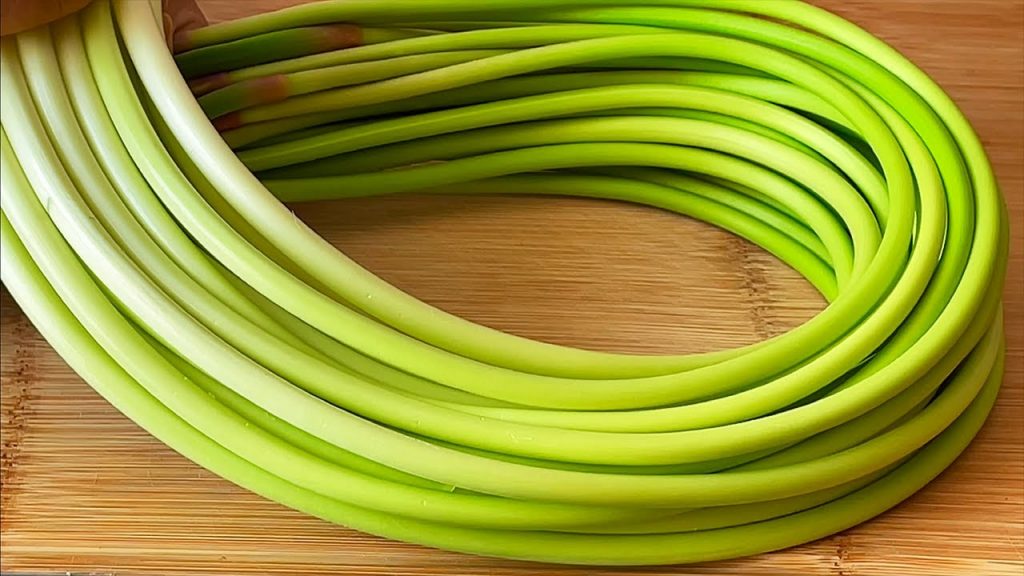 【小穎美食】炒蒜苔時,切記不要直接下鍋炒,教你一招,脆嫩入味,營養解饞