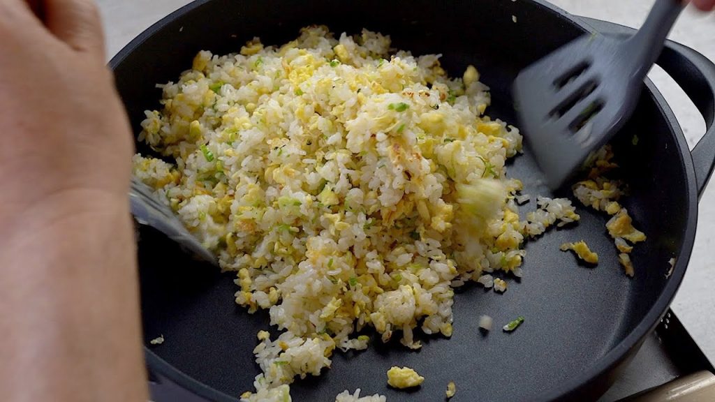 【1mintips】鐵板炒飯,粒粒乾爽,不失敗!不必搖鍋,自然好!鐵板燒大廚,就是這樣炒飯!