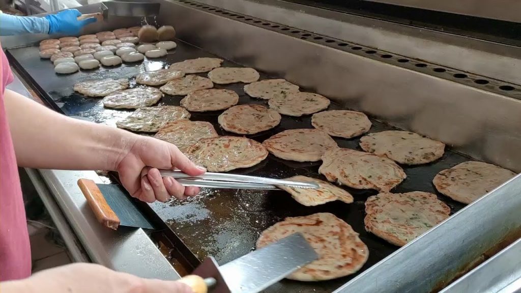 鋪好鋪滿九層塔蛋餅,豬肉捲餅,蔥油餅製作/Basil Scallion Pancakes,Chinese pork pie Making-台灣街頭美食-台灣傳統美食