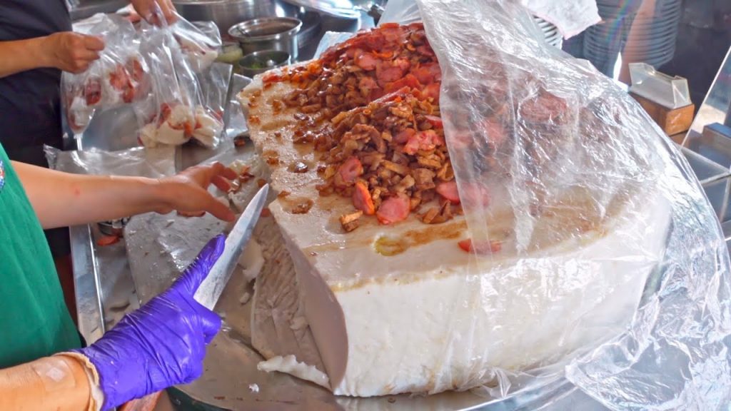 Taiwanese Street Food – Rice Cake with Meat Soup / 東港必吃小吃!50年老店葉家肉粿 – 台灣街頭美食