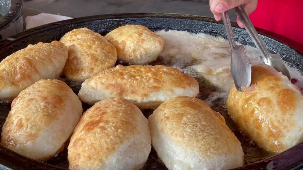炸蛋麵包,花生芝麻甜脆餅/Fried bread wrapped egg,Hollow bread wrapped peanut and sesame-台灣街頭美食-台灣傳統美食