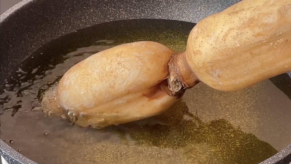 【小穎美食】把蓮藕放鍋裡炸一炸,出鍋瞬間變美食,實在太香了,你一定要試試