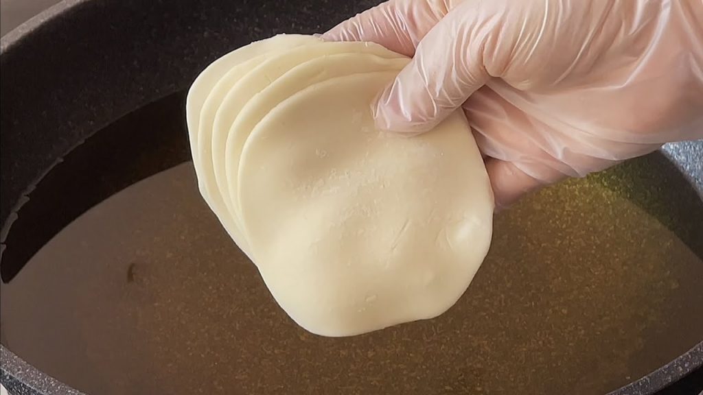 【小穎美食】把餃子皮扔進滾燙的油鍋裡,瞬間變美食,營養又解饞,全家都喜歡