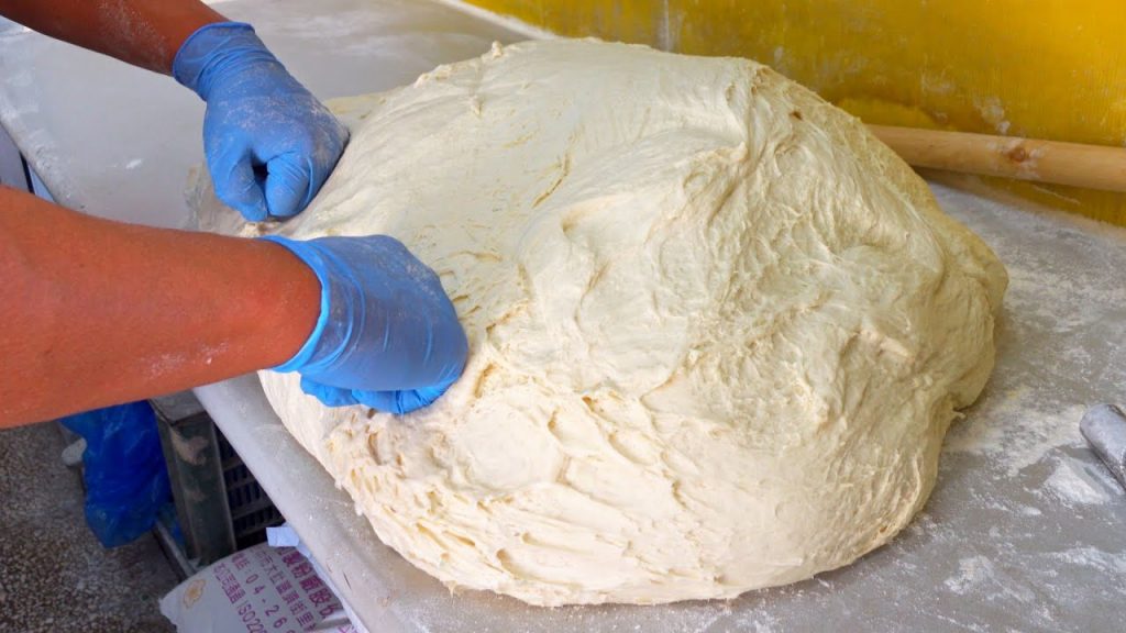 Amazing ! Giant Scallion Flatbread Making / 出爐就秒殺!現做蔥花大餅, 起司蔥花大餅製作-Taiwanese Street Food
