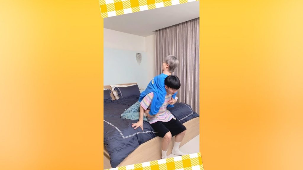 今年最新背弟弟的背法?🤣🤣 Brother bag.【黃氏兄弟】#shorts #shortsTW