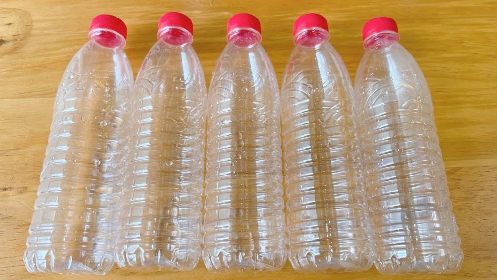 把5個塑料瓶粘連在一起,放在廚房中,作用太棒了,鄰居見了直誇好,實用又省錢 5 plastic bottles stick together and it works great