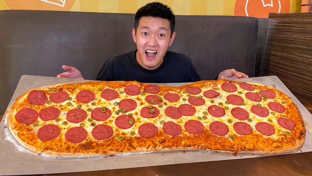 製作超大披薩,超好吃! Makes super big pizza, super delicious