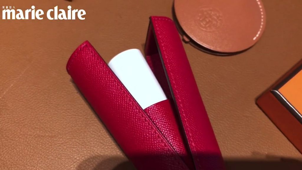 Hermes 愛馬仕推出口紅,連周邊配件都超吸睛,彈出式唇膏盒、繫繩月形鏡來開箱