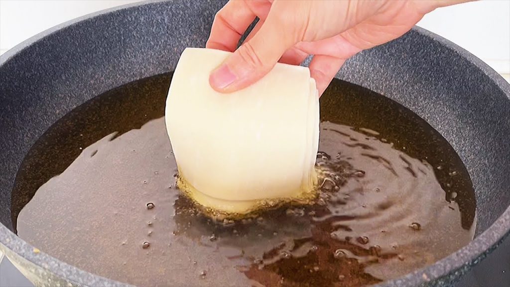 【小穎美食】餛飩皮扔進滾燙的油鍋裡,瞬間變美食,全家人都愛吃,營養又解饞