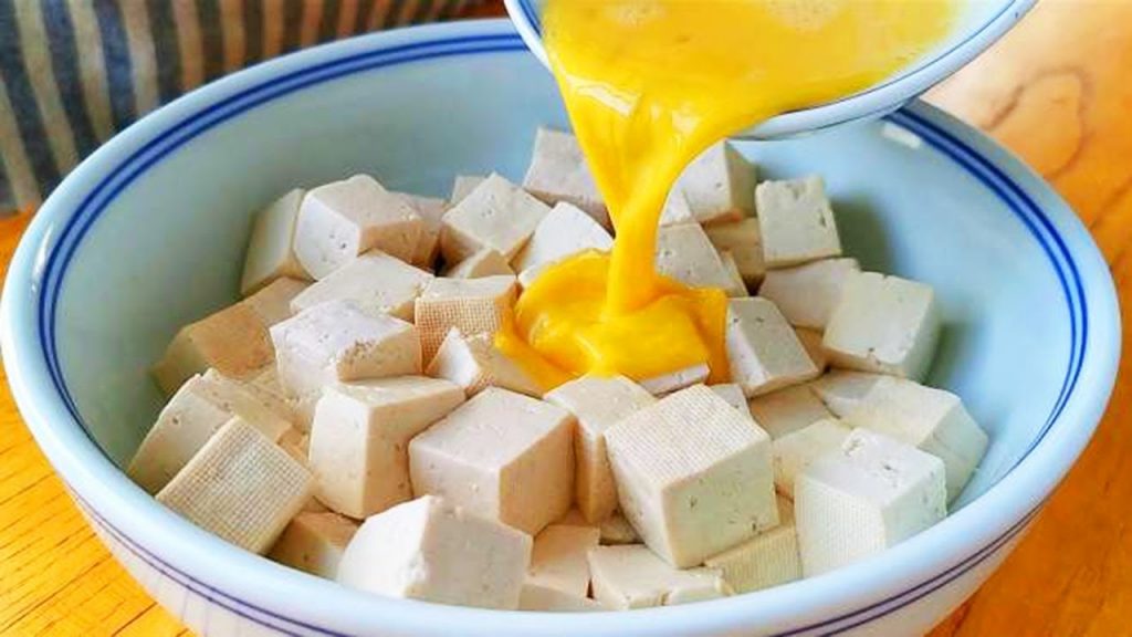 【小穎美食】把豆腐捏成碎末,出鍋就是大硬菜,頭一次見這種做法,太香了