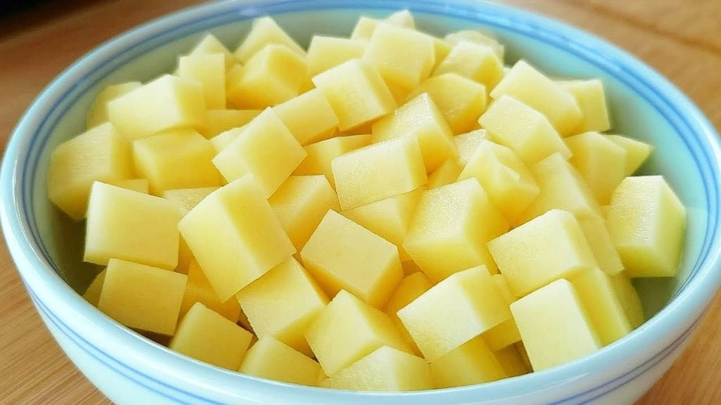 【小穎美食】土豆這吃法第一次見,爽滑有勁道,5分鐘壓好一鍋,飯和菜都有了