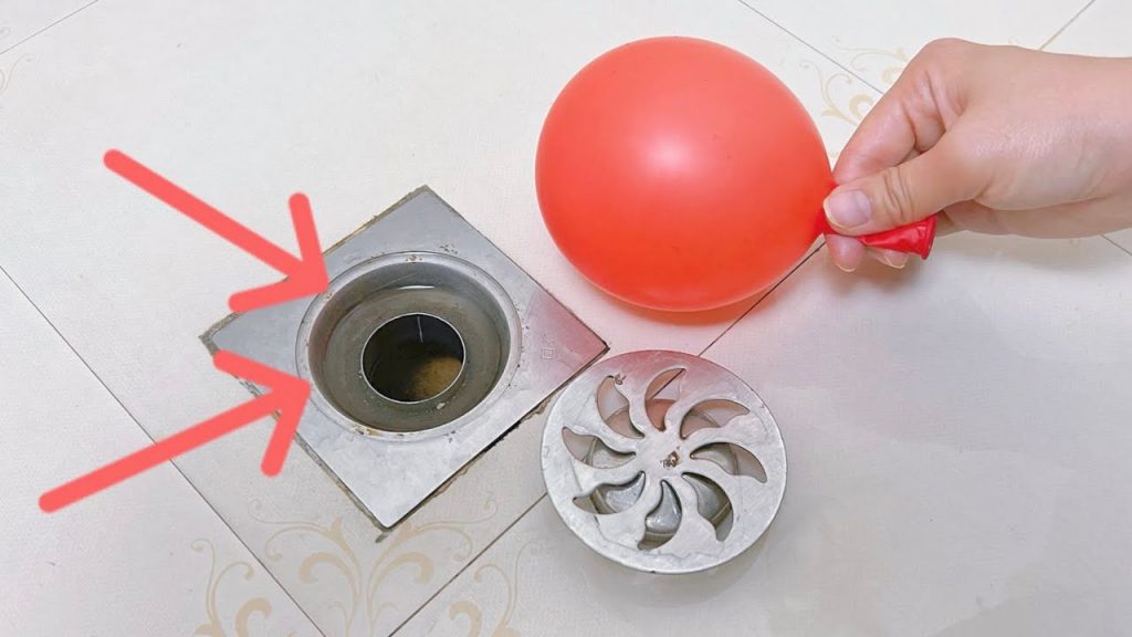 在衛生間里放一個氣球,真厲害,下水道永遠沒臭味,方法簡單又實用,快試試 ,put a balloon in the bathroom, life hacks
