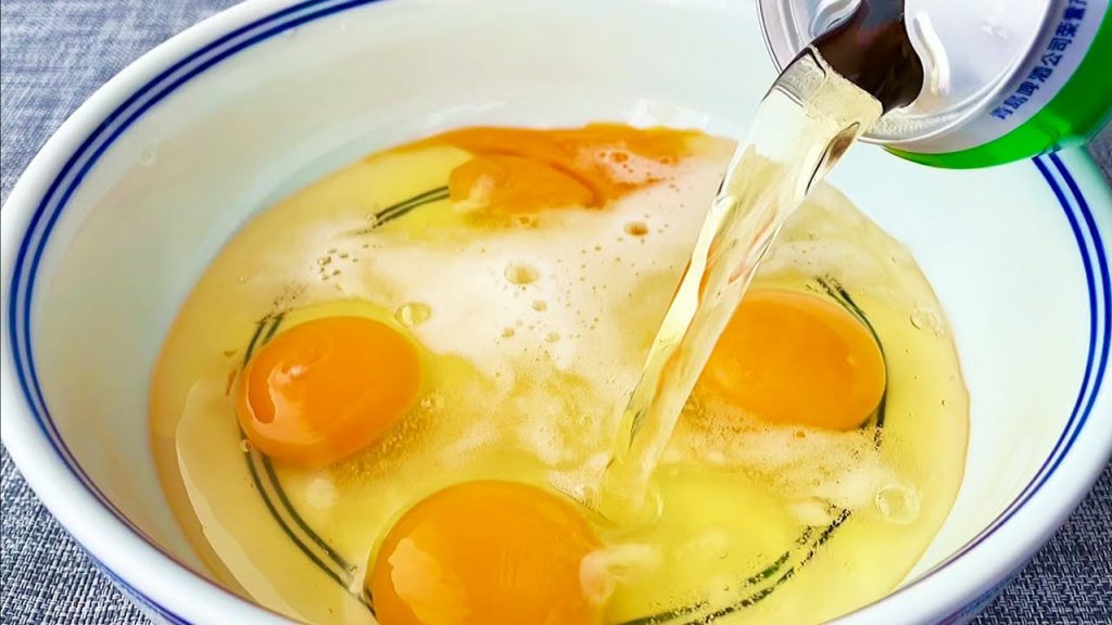 【小穎美食】把啤酒倒入雞蛋裡,沒想到這麼厲害,頭次見這做法,真是高手在民間