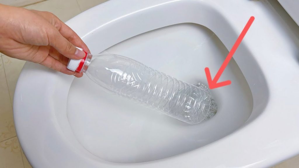 在馬桶里放一個塑料瓶,半年不刷也不髒不臭,太實用了,快回家試試吧,White vinegar toilet life hacks
