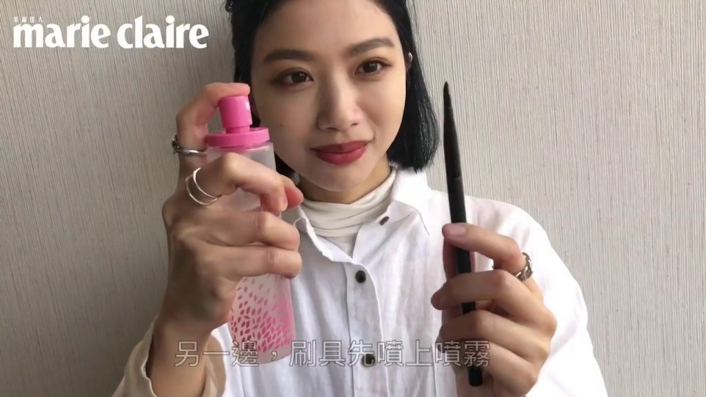 3INA 神仙噴霧「高肌能甦活水噴霧」一噴超定妝、戴口罩也不掉色、還能讓眼影超顯色