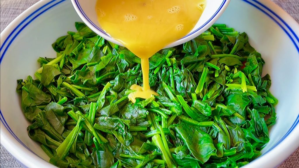 【小穎美食】菠菜裡淋2個雞蛋,不炒不涼拌,第一次見這種做法,出鍋太香了
