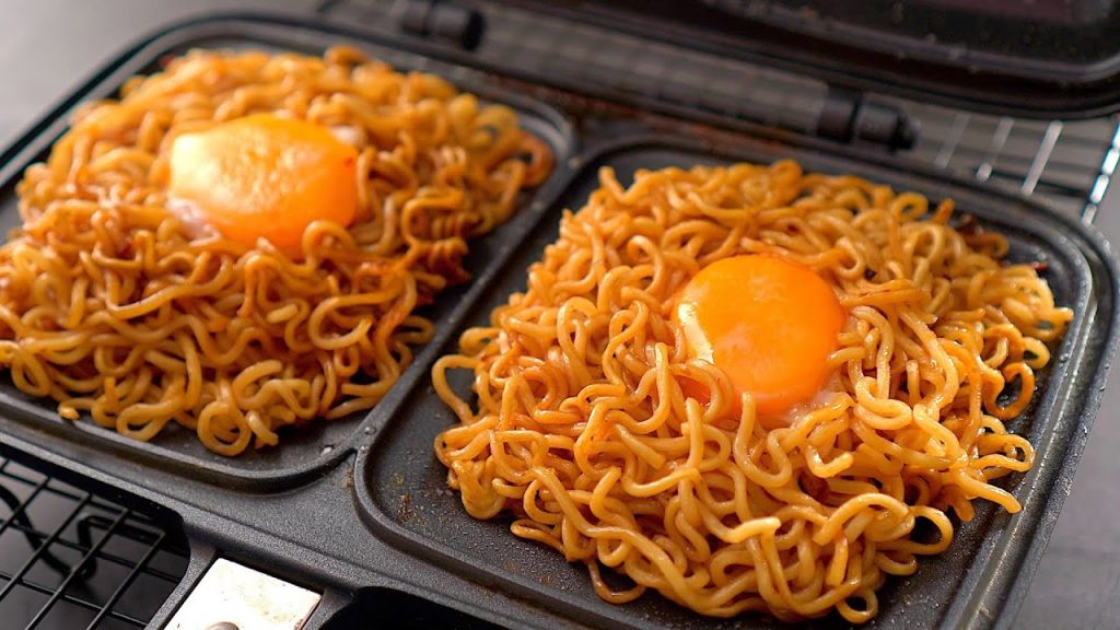 【1mintips】熱壓炒泡麵,要酥脆要入味,自己控制! !不用大火快炒,翻鍋就完成! !