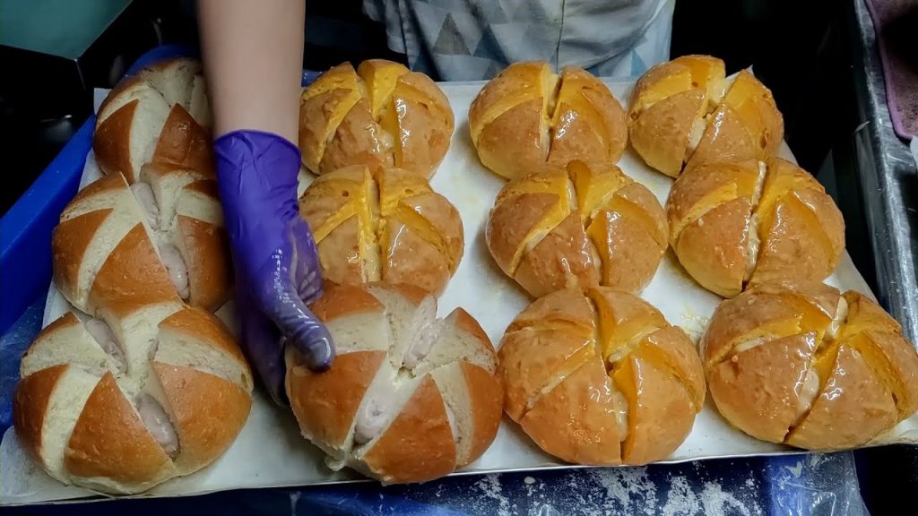 韓國爆乳香蒜麵包,羅馬香草脆皮豬肉捲/台灣街頭美食