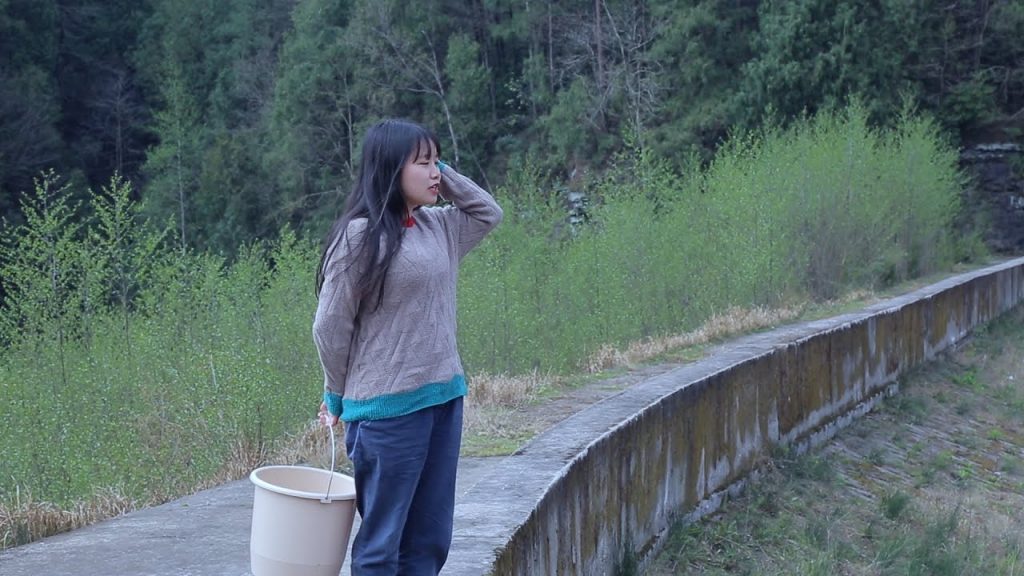 【二米炊煙】下河捕了幾條大頭魚,做成家人喜歡吃的剁椒魚頭,紅燒魚,魚頭豆腐湯,勉強算是個全魚宴ErmiChuiyan