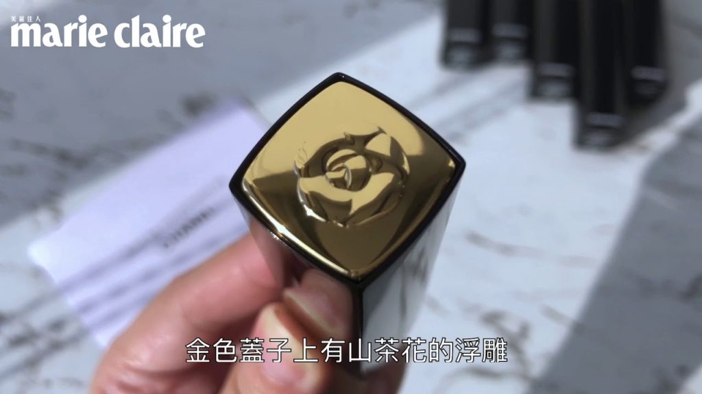 CHANEL 香奈兒超炫耀山茶花唇膏,把香奈兒女士最愛的山茶花放在金色唇膏蓋上,#627的棕紅山茶花已造成小紅書暴動