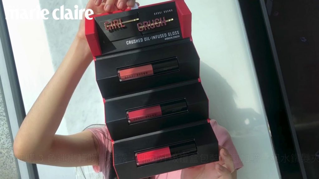 Bobbi Brown 迷戀輕吻豐唇露2020情人節禮盒,任購 3 色即可升級禮盒,並加贈一組迷戀女孩水鑽髮夾