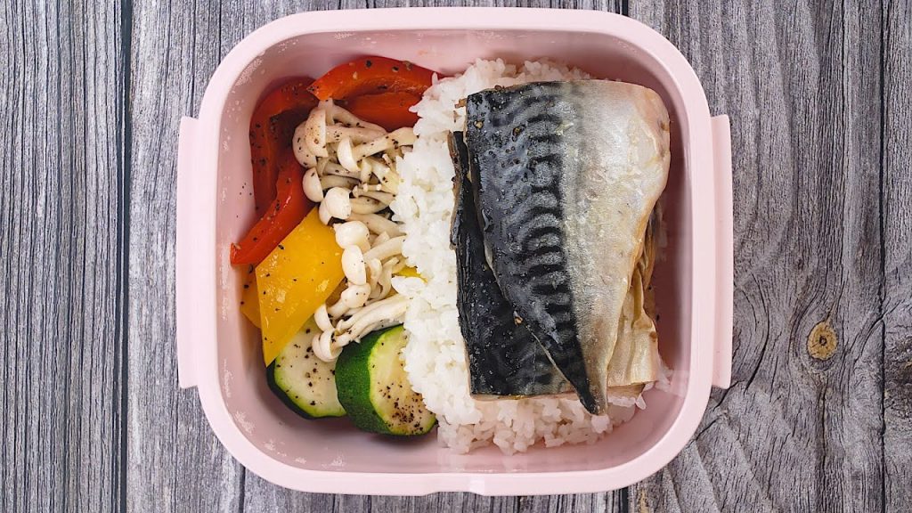 【1mintips】肥美的鯖魚便當,用微波盒完成! !不要再說沒時間做飯了,準備便當就是這麼簡單! !