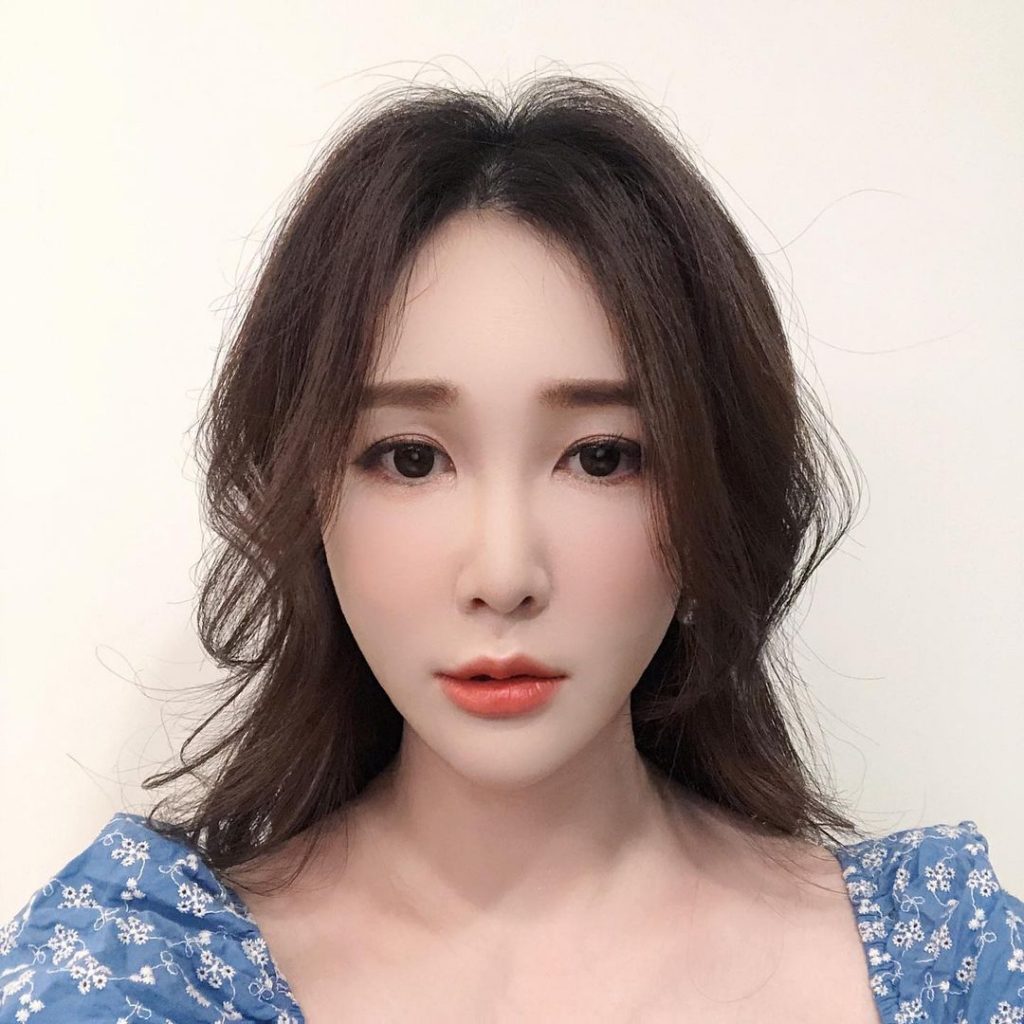 終於可以好好的發文了
這次邀請了溫柔的mina化妝師
玩了
大地色溫柔妝and澎…