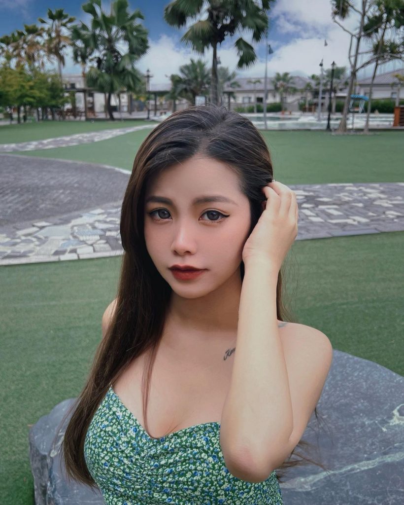 端午節快樂穿個綠色應景一下
現在粽子也變太貴了吧
還好我可以去偷我奶奶包的
每次…