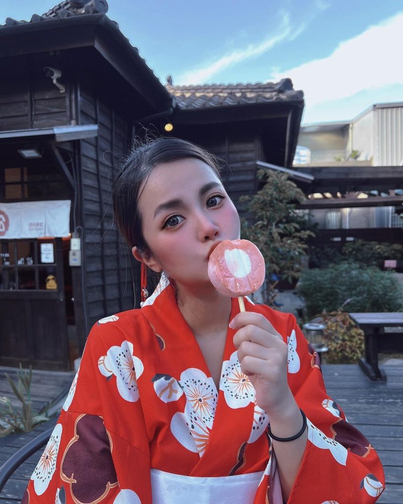 邁向八個月懷孕是人生的魔法
讓一個可愛的少女變成偉大的媽媽
從脆弱變成強大
雖然…